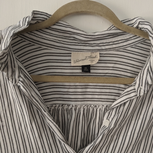 Universal Thread button up - Picture 2 of 3
